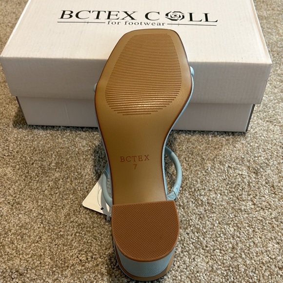Light blue 3 1/2 inch heel sandal. - Picture 4 of 4